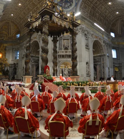 Cónclave en el Vaticano.