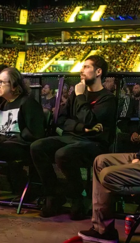 Charly junto a dos amigos y su hijo Migue