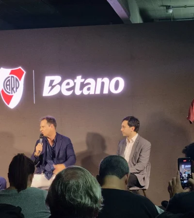 El presidente de river junto al gerente de l empresa de apuestas.
