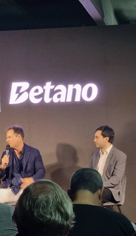 El presidente de river junto al gerente de l empresa de apuestas.