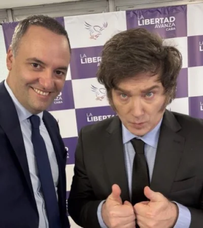 Manuel Adorni y Javier Milei.