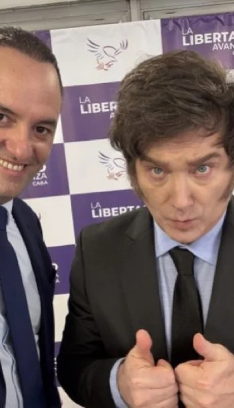 Manuel Adorni y Javier Milei.