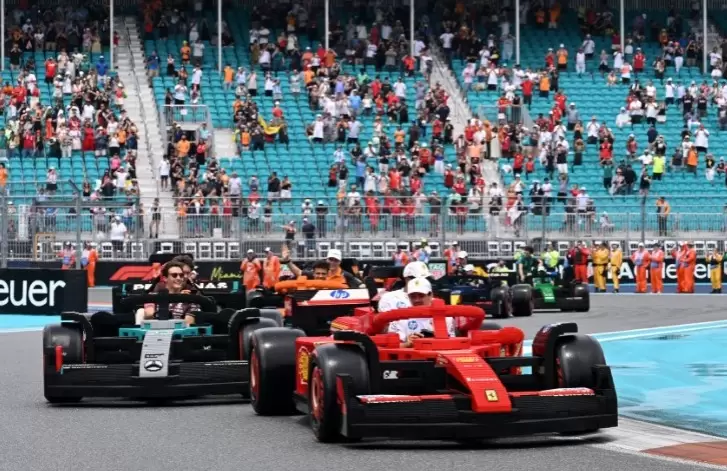 Autos hechos con pieza de Lego con los que desfilaron los pilotos de la Fórmula 1 en la previa a la final del Gran Premio de Miami / Fuente: Fórmula 1