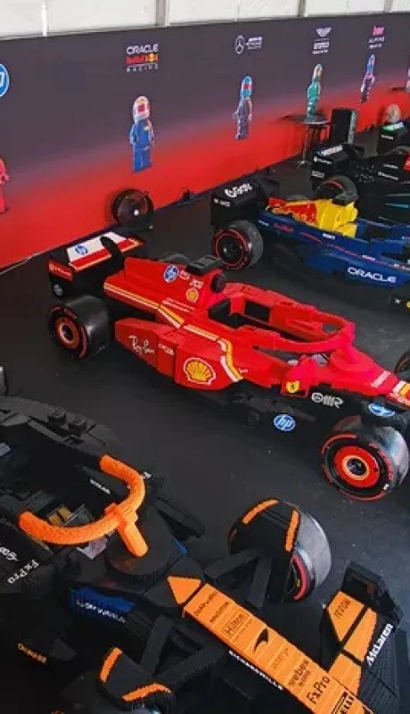 Autos hechos con pieza de Lego con los que desfilaron los pilotos de la Fórmula 1 en la previa a la final del Gran Premio de Miami / Fuente: Fórmula 1