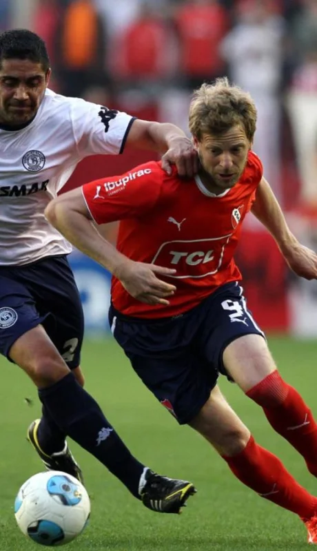Independiente Rivadavia juega ante Independiente de Avellaneda.