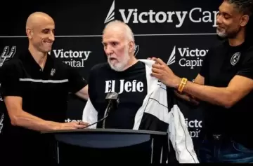 Gregg Popovich reapareció luego de sus problemas de salud acompañado de Manu Ginóbili