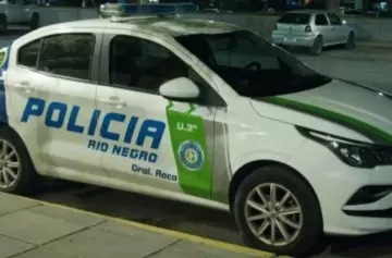 ¡Inexplicable! Empujó a su pequeña hija hacia un camión y ciclistas la salvaron