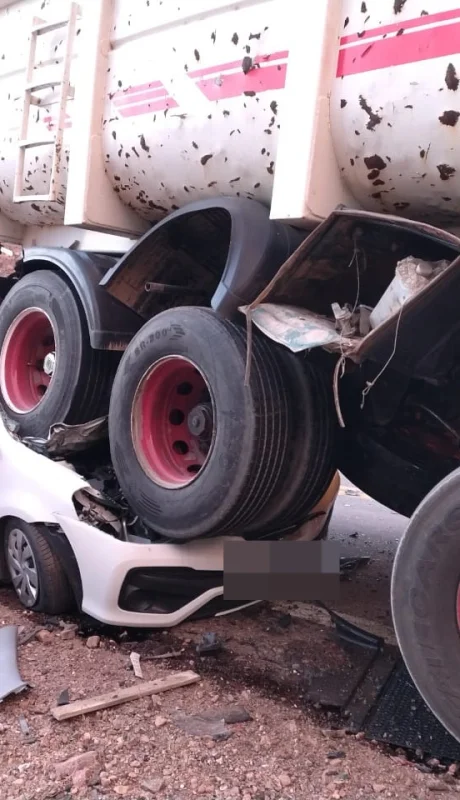 Tragedia en Alta Montaña, dos personas perdieron la vida en un accidente entre dos camiones y un auto.