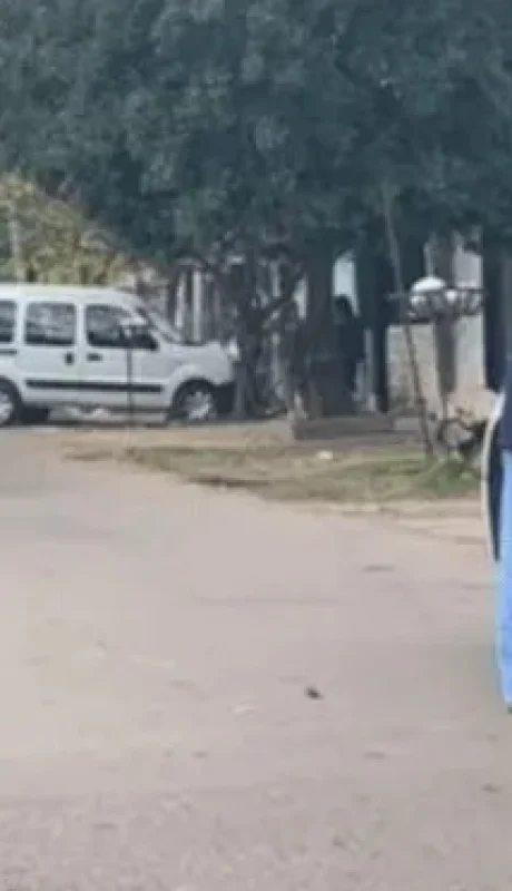 Violento tiroteo entre un policía y gendarmes.