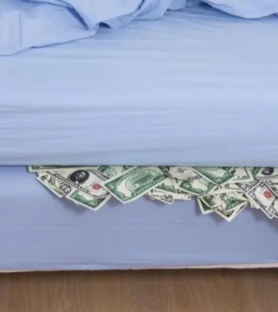 El Gobierno pide sacar los dólares debajo del colchón