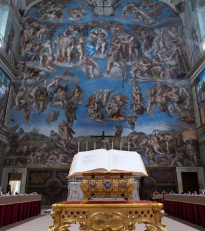 El edificio que inmortalizo la obra de Miguel Ángel está listo para elegir al º267 líder de la iglesia.