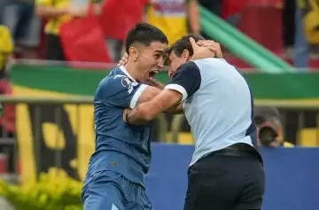 Racing aplastó 4-0 a Bucaramanga y se trepó a la punta de su zona copera