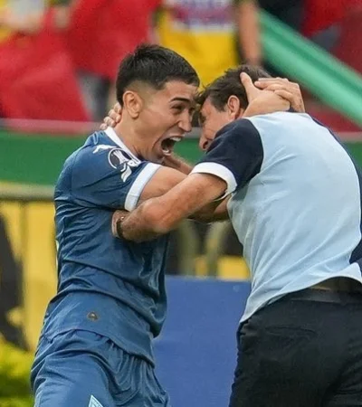 El abrazo de Maxi Salas con Gustavo Costas