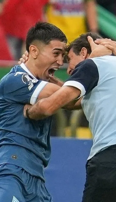 El abrazo de Maxi Salas con Gustavo Costas