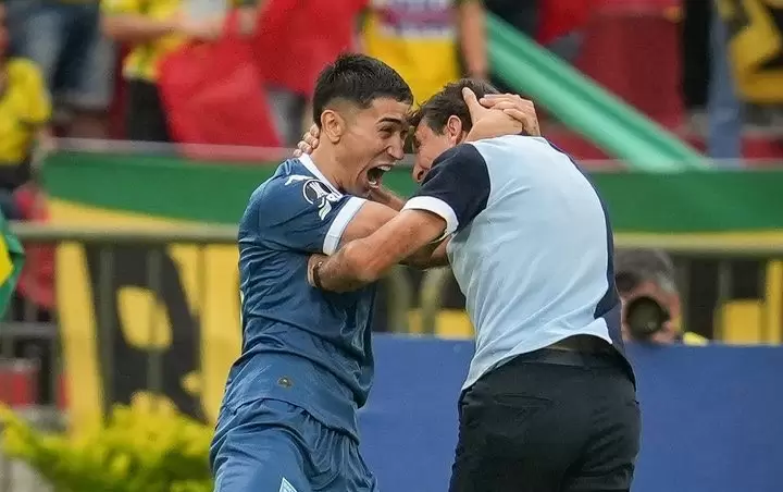 El abrazo de Maxi Salas con Gustavo Costas