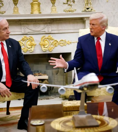 Trump corrigió una información dada por el ministerio de defensa israelí y se desató un revuelo entre los familiares de los rehenes.