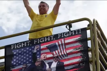 Reapareció Jair Bolsonaro y lideró una marcha contra el Gobierno en Brasilia