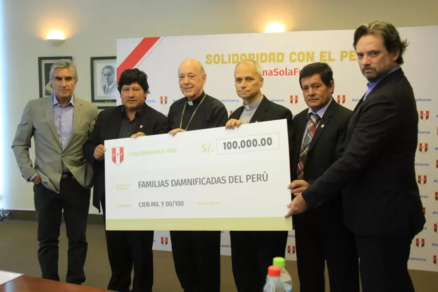 El futuro Papa Leon XIV junto a directivos del fútbol peruano