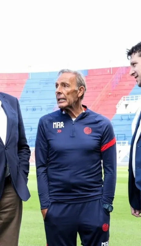 Julio Lopardo, el segundo de la izquierda presidirá el Ciclón