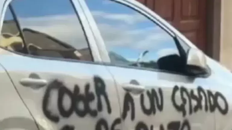 Así fue vandalizado el auto.