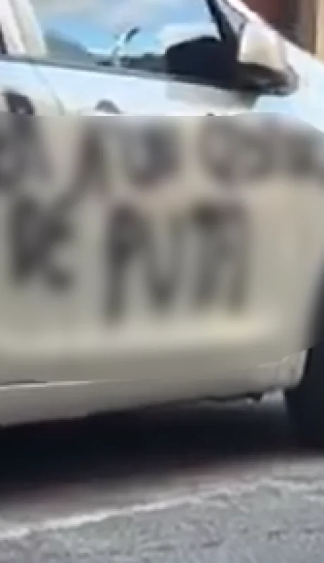 El auto vandalizado.