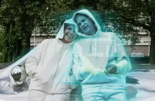 La artista catalana Alicia Framis decidió compartir su vida con un holograma. (Imagen: archivo web)