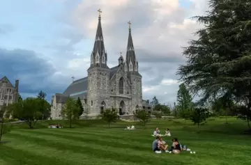 La historia universitaria del "padre Bob": el apodo de León XIV antes de ser sacerdote