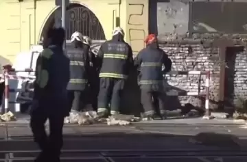 Una formación del tren Sarmiento embistió una camioneta y murió un joven panadero