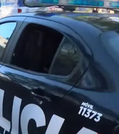 El móvil policial en el que trasladaban al hombre, con la ventanilla rota. (Foto: Noticias Argentinas)