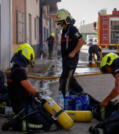 Efectivos de los bomberos de Córdoba, durante una intervención. (Imagen ilustrativa)