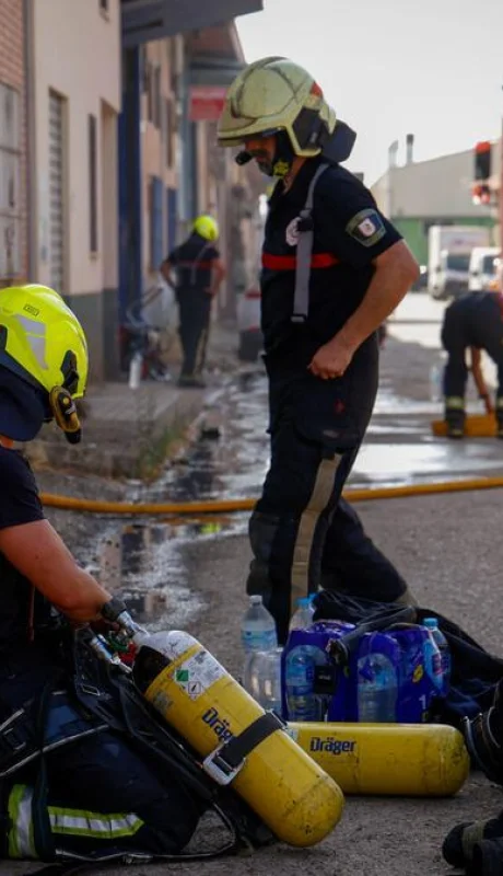 Efectivos de los bomberos de Córdoba, durante una intervención. (Imagen ilustrativa)