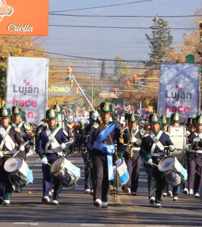 Gran desfile por los 170 años de Luján de Cuyo con la presencia de Luis Petri