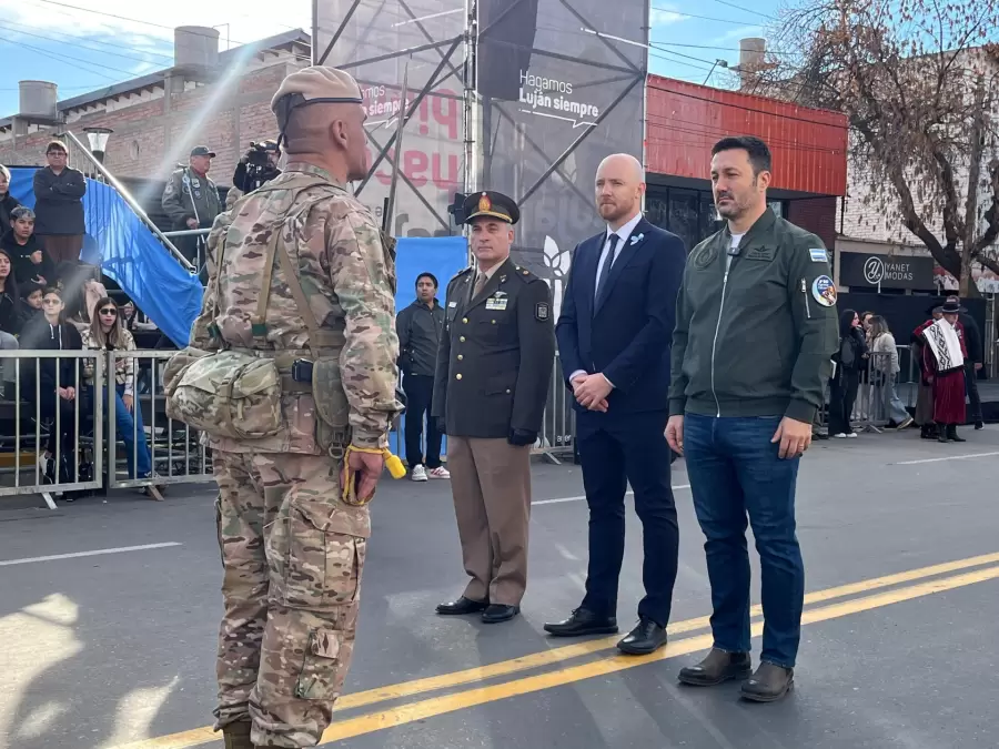 El ministro de Defensa Luis Petri junto con el intendente de Luján de Cuy, Esteban Allasino