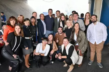 Petri pisa fuerte en Mendoza: celebró los aniversarios de Godoy Cruz y Luján y comió choripán con los vecinos