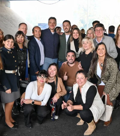 El ministro de Defensa Luis Petri junto con el concejal de Godoy Cruz, Jorge Magnaghi disfrutando con vecinos