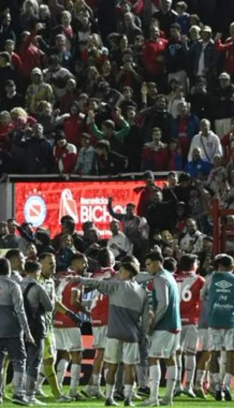 Murió un hincha de Argentinos Juniors en la tribuna/ Fuente: X