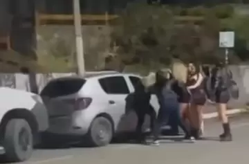 Video: recital de Karina La Princesita terminó en golpes y corridas en Bariloche