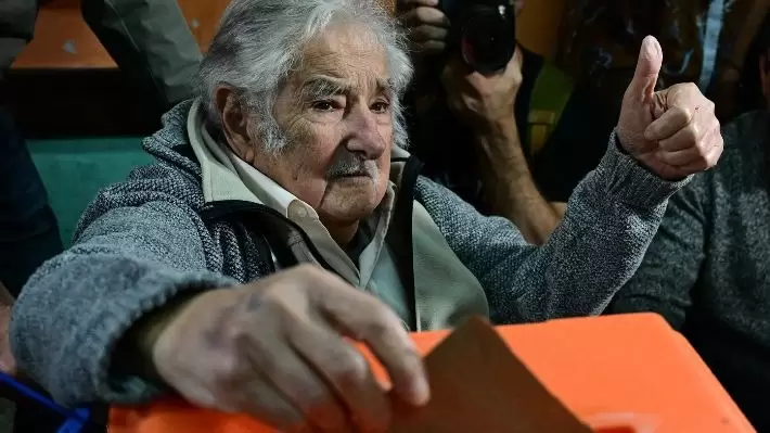 Pepe Mujica votando