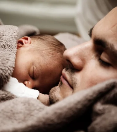 La psicóloga Almada expone el impacto psicológico de la gestación subrogada, enfocándose no solo en las mujeres gestantes, sino en las infancias.