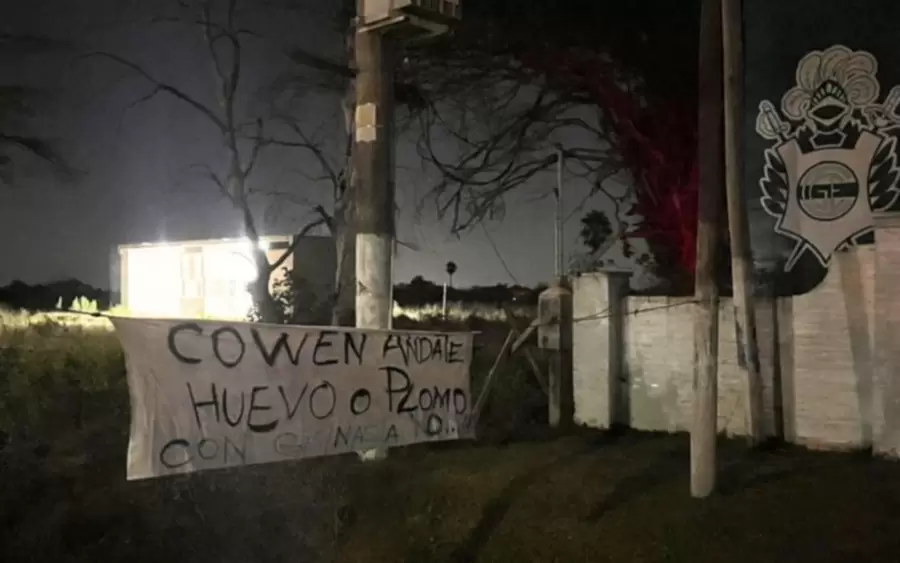 La bandera que apareció en La Plata.