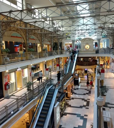 La presencialidad del shopping contra la virtualidad del comercio electrónico, un duelo para atrapar consumidores con ofertas tentadoras.