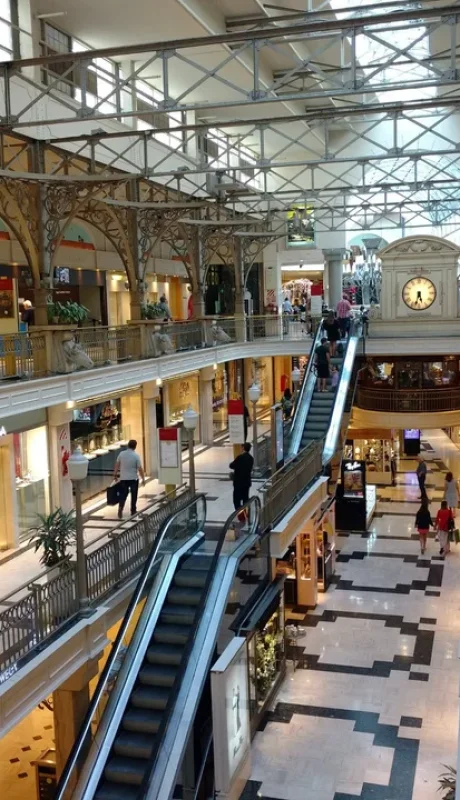 La presencialidad del shopping contra la virtualidad del comercio electrónico, un duelo para atrapar consumidores con ofertas tentadoras.