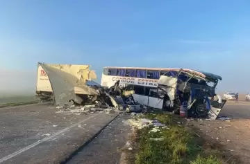 Choque frontal entre un micro y un camión en Ruta 3: al menos 4 muertos y 6 heridos graves