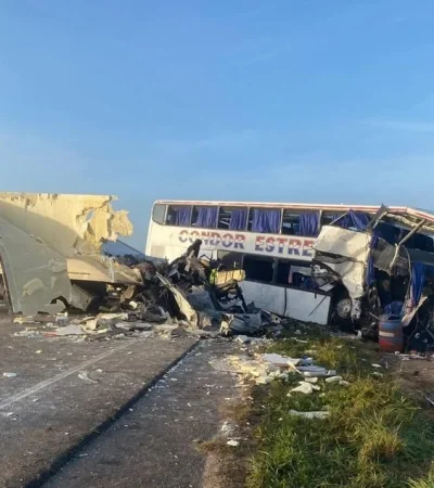 Choque frontal entre un micro y un camión cobre la ruta 3 a la altura de San Miguel del Monte. Fuente: La Capital de Mar del Plata