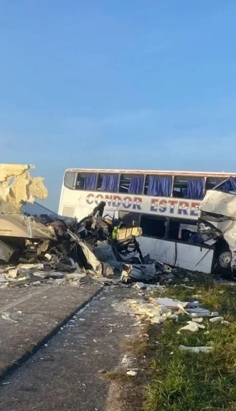 Choque frontal entre un micro y un camión cobre la ruta 3 a la altura de San Miguel del Monte. Fuente: La Capital de Mar del Plata