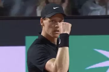 Sinner supera la prueba Cerundolo y avanza a cuartos en Roma en su regreso estelar