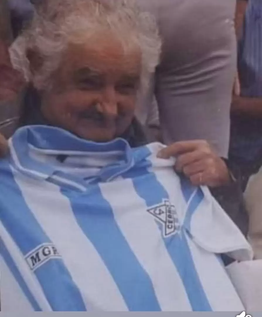 Pepe Mujica con las casaca de Cerro