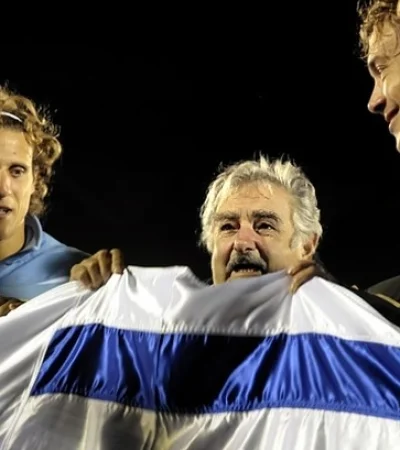 Mujica junto a Forlan y Diego Lugano
