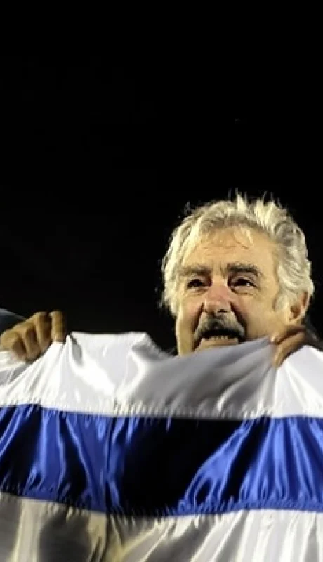 Mujica junto a Forlan y Diego Lugano