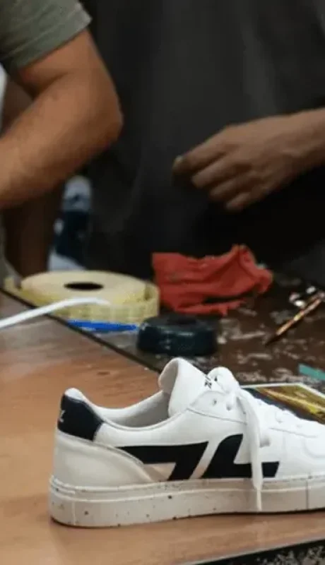 Talleres de zapatillas proveedores de marcas cerraron por la competencia importada